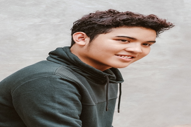 Penyanyi Pendatang Baru Theo Erlangga Rilis Single Perdana "Postinganmu"